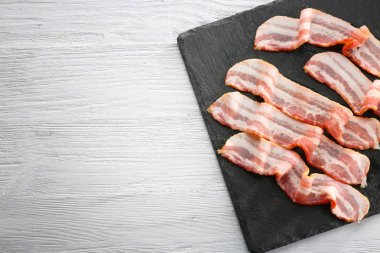 Domuz pastırması şeritler ile kayrak plaka