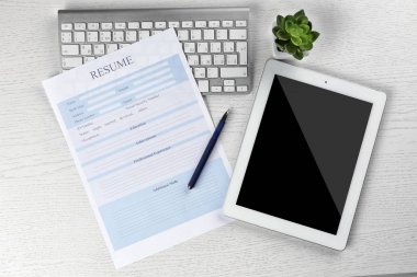Özgeçmiş, tablet ve klavye 