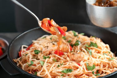 Üzerine tavuk spagetti sosu kaşıkla 