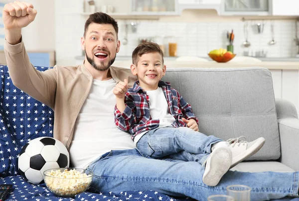 Ojciec i syn oglądania tv — Zdjęcie stockowe