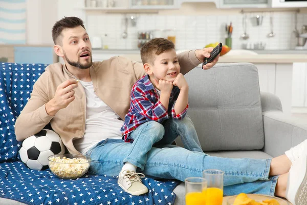 Pai e filho assistindo tv — Fotografia de Stock