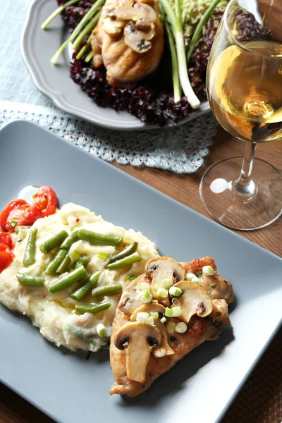 Tasty chicken marsala — Stock Photo, Image