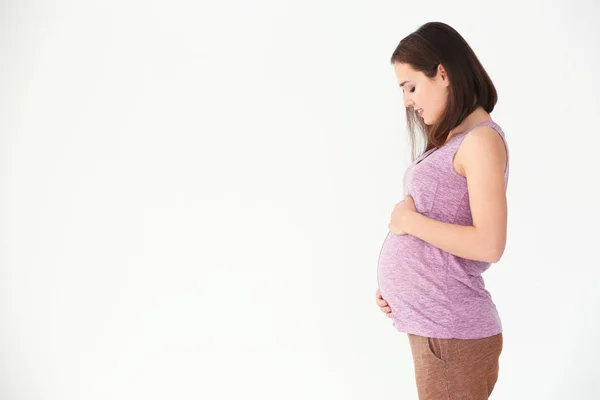 Mulher grávida bonita no fundo de luz — Fotografia de Stock