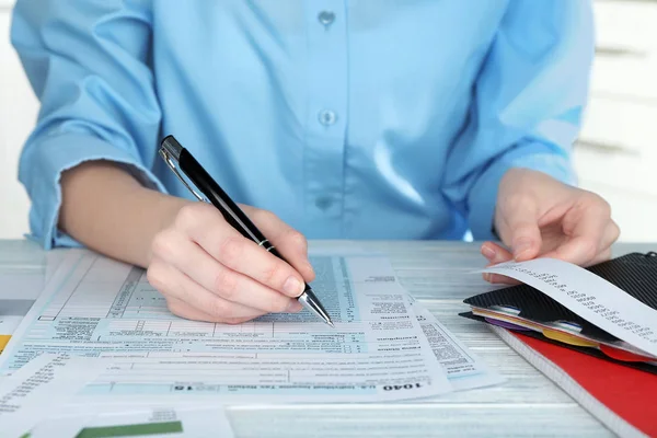 Mujer llenando formulario de Ingresos Individuales — Foto de Stock