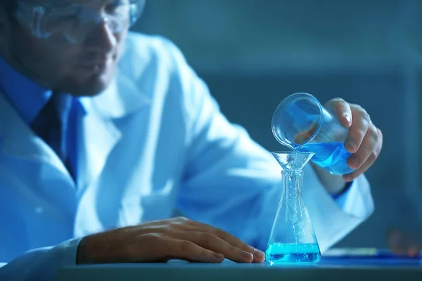 Cientista que trabalha em laboratório — Fotografia de Stock