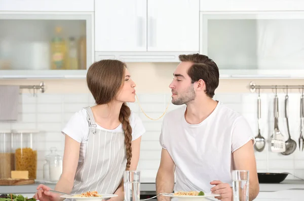 パスタを食べる若いカップル — ストック写真