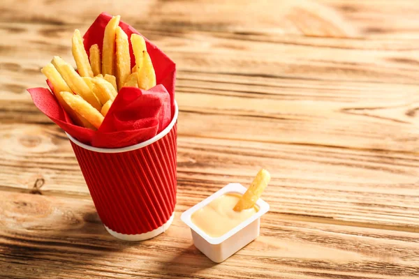 Deliciosas batatas fritas com molho de queijo — Fotografia de Stock