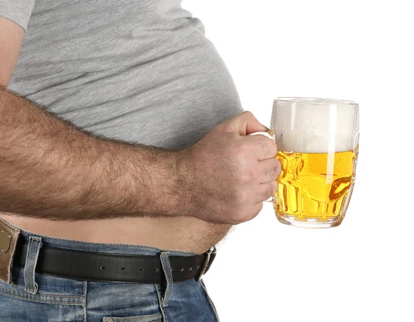 Homem com barriga grande segurando copo de cerveja — Fotografia de Stock