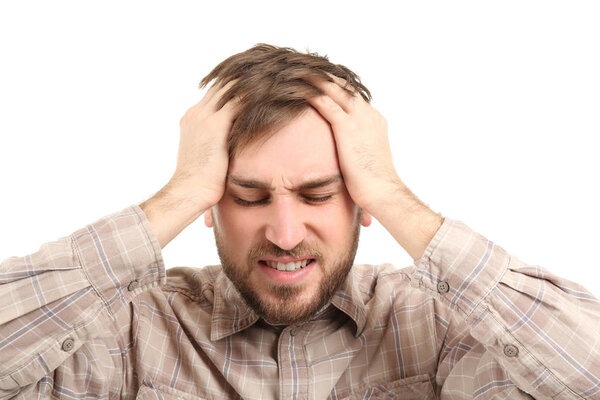 Молодой человек страдает от головной боли на белом фоне