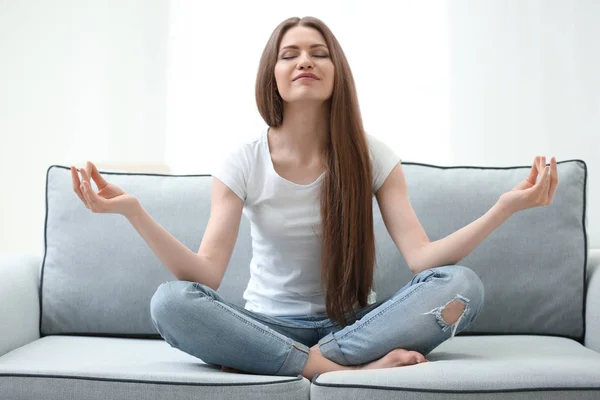 Piękna młoda kobieta medytująca — Zdjęcie stockowe