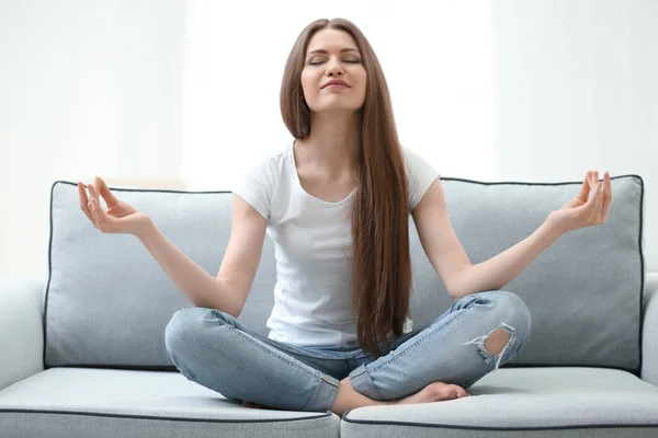 Bella giovane donna meditando — Foto Stock