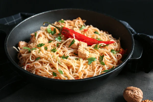 Frigideira com espaguete de frango delicioso — Fotografia de Stock