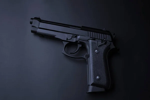 Пистолет на черном фоне — стоковое фото