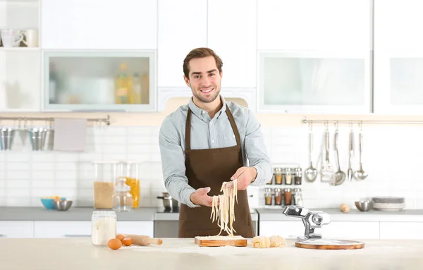 Homme préparant des pâtes — Photo