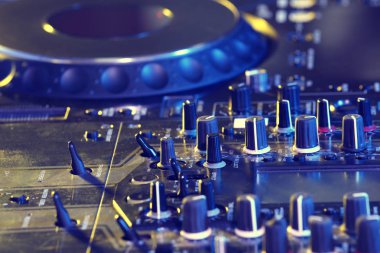 gece kulübünde dj mikser 