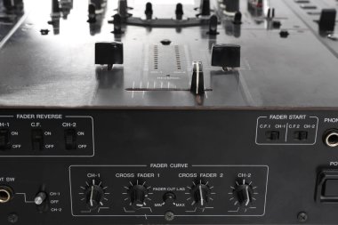 gece kulübünde dj mikser 