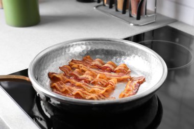 Kızarmış domuz pastırması şeritler