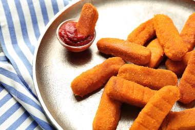 Peynirli çubuk ile metal plaka  