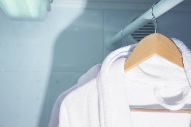 Rafta asılı bornoz