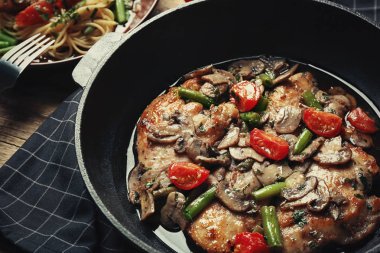 Tavuk marsala ile kızartma tavası