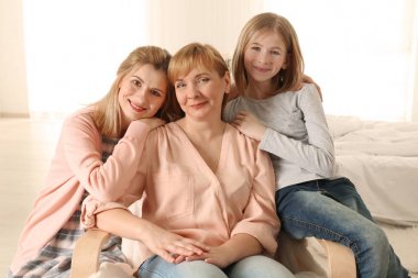 Anne ve kızı olan kadın