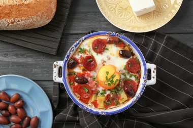 Pişmiş yumurta İspanyolca ile kase