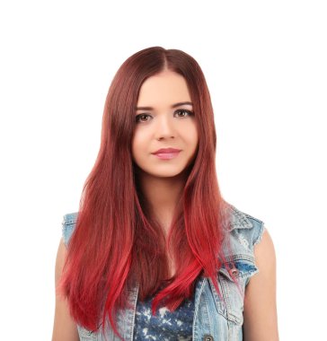 Beyaz zemin üzerine boyalı saçlı güzel genç kadın