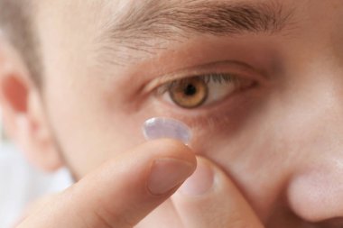 Onun gözünde, closeup koyarak Kontakt lens genç adam