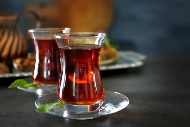 Geleneksel gözlük Türk çayı 
