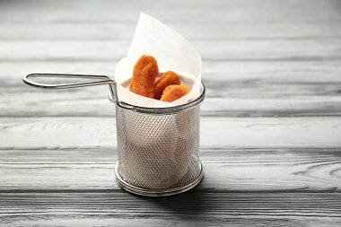 Peynirli çubuk ile metal sepet 