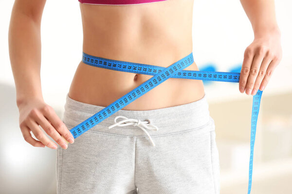 женщина с измерительной лентой