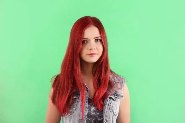 Красива молода жінка з фарбованим волоссям на кольоровому фоні — стокове фото
