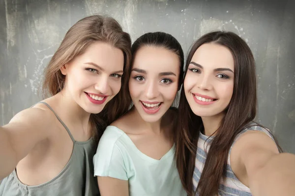 Divertidas mujeres jóvenes tomando selfie — Foto de Stock