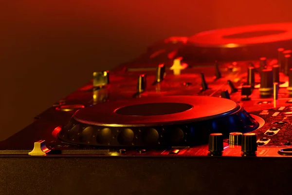 Mezclador DJ en discoteca — Foto de Stock