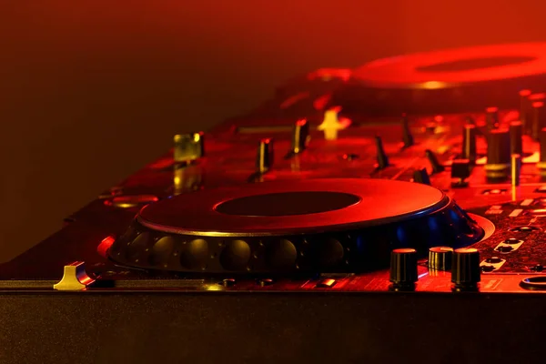 DJ mixer in discoteca — Foto Stock