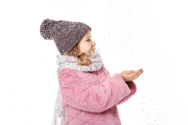 Schattig klein meisje in warme kleren — Stockfoto