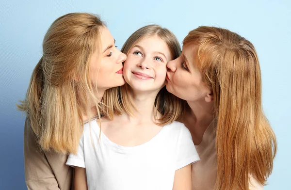 Jente med mor og bestemor – stockfoto