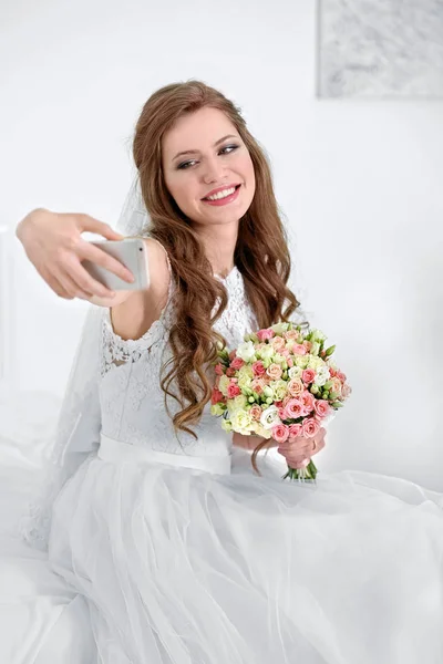 Happy bride taking selfie — Stock Photo, Image