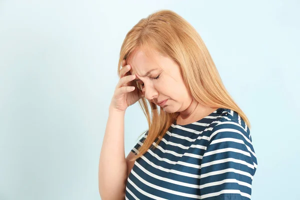 Femeia care suferă de dureri de cap — Fotografie, imagine de stoc