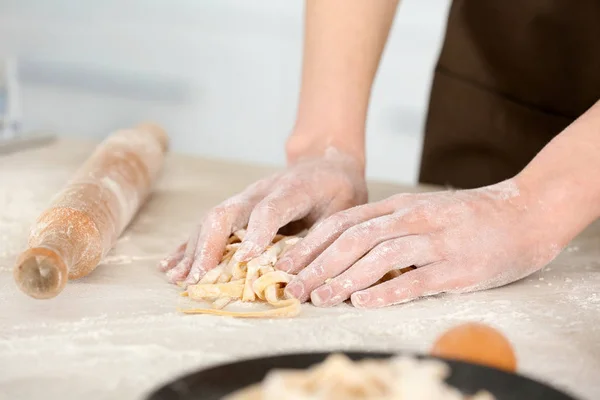 Mujer preparando pasta — Foto de Stock