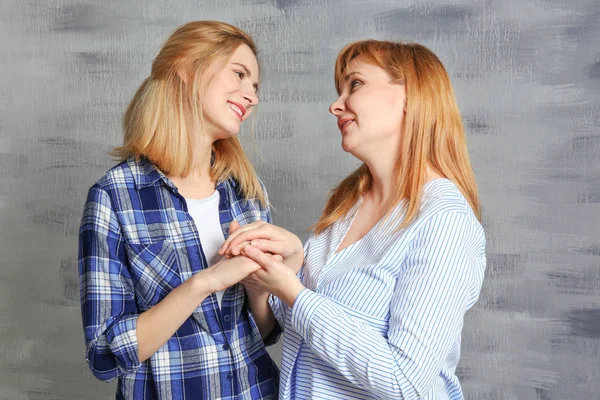 Giovane donna con madre — Foto Stock