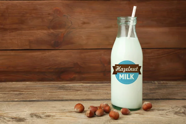 Бутылка молока с соломой — стоковое фото