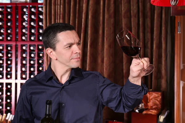 Elinde kırmızı şarap kadehi tutan adam. — Stok fotoğraf