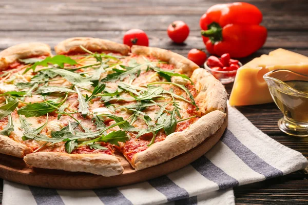 Läcker pizza med ingredienser — Stockfoto