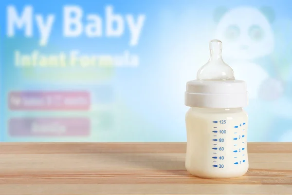 Годування пляшки з дитячим молоком формула — стокове фото