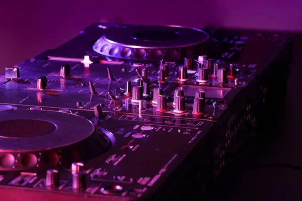 DJ mixer w nocnym klubie — Zdjęcie stockowe