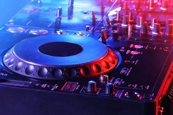 Mezclador DJ en discoteca — Foto de Stock