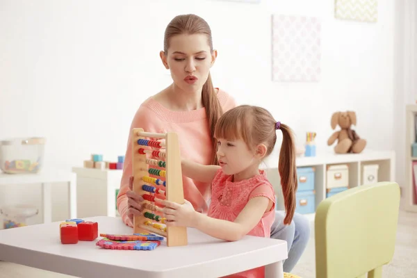 Schattig klein meisje leren tellen bij privé-leraar kantoor — Stockfoto