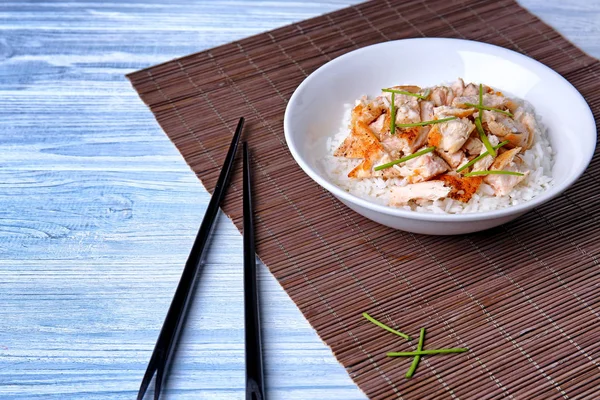 Tigela com frango e arroz — Fotografia de Stock