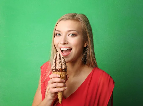 Mulher bonita com sorvete no fundo da cor — Fotografia de Stock